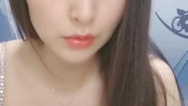 气质超棒美御姐！给大家秀一波！慢慢脱掉，坚挺白嫩奶子，跪在椅子结实肥臀，紧致骚穴掰开