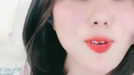 短发美女初下海！大红唇甜美长相！拨开珍珠内裤假屌猛捅，爽的流出白浆，娇喘呻吟好听