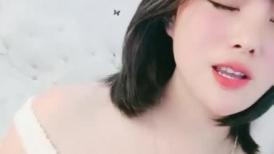 短发美女近期下海！外表甜美骚的很！撩起衣服揉奶，特写视角假屌抽插，爽的流出大量白浆