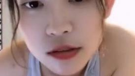颜值不错红唇妹子和炮友啪啪，口交后入猛操呻吟娇喘掰穴特写，搞完浴室洗澡非常诱人