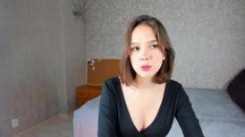 眼镜可爱萌妹子白皙皮肤诱人美乳全裸自慰，坚挺奶子跳蛋塞逼自摸无毛嫩穴