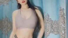 高颜值苗条网红妹子允儿自拍福利小视频，椅子上抬腿假屌抽插拍打呻吟娇喘非常诱人