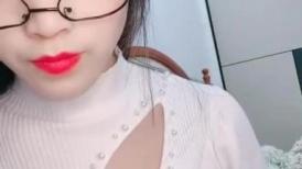 36D巨乳风骚御姐！连体网袜极度性感！床头柱磨蹭多毛骚穴，美腿高跟鞋，自摸骚逼特写