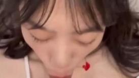 卖奶茶的兼职零零后终于被我搞上床，这清澈的小眼神好萌呀！