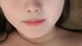 素颜妹子肉肉微胖，童颜巨乳丰满可人，主动展示美粉粉鲍鱼着实诱惑