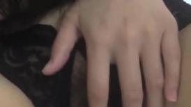 玩弄钢琴老师的美臀搔穴，轻轻小哼像极了她弹钢琴的温柔样子！