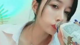 上海商务模特儿下海- 一库一库 ：顶呱呱的小狐狸精，各种骚资摆弄，如沐春风，特写搔穴诱惑
