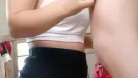 绵阳奶妈不要以为她只会吹箫其实还会喷，婴儿还在旁边睡觉露了只jiojio出来