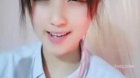 迷人的小少妇全程露脸大秀直播，在狼友的指挥下脱光，用黄瓜抽插骚穴掰开给狼友看特写，高潮喷尿呻吟可射