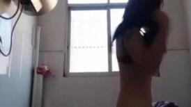 得知表妹要来我家住宿一晚,提前在浴室藏好摄像头就为一睹表妹洗澡