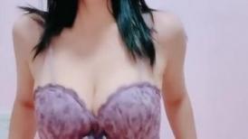 气质海盐妹子，模特身材，打飞机首选，全裸自慰，奶子软滑，道具自慰享受刺激阴蒂的快感
