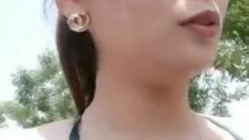 颜值不错大奶少妇户外秀车上道具自慰，性感短裤露奶掰穴跳蛋拉扯，拨弄奶头呻吟娇喘诱人