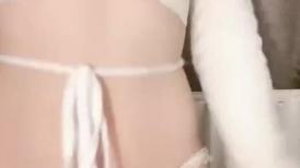 这妞子长的够靓，背上还有诗词呢，全程露脸诱惑狼友发骚，揉奶玩逼掰开骚穴给狼友看，表情好骚，呻吟可射
