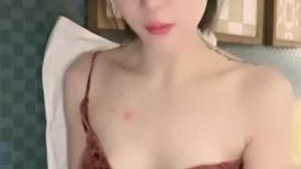 豪华酒店里面约个小姐姐旗袍撩人销魂表情勾引狼友们 洗澡后和炮友啪啪玩69 特写鲍鱼，无套啪啪 射在阴毛上