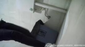 商场女厕偷拍白衣黑裤马尾辫少妇 黑乎乎的逼毛覆盖着大黑逼
