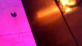 经典神作！夜场酒吧女厕正面镜头偸拍各种时尚小姐姐方便 (30)