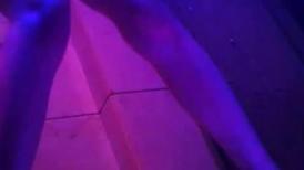 经典神作！夜场酒吧女厕正面镜头偸拍各种时尚小姐姐方便 (39)