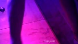 经典神作！夜场酒吧女厕正面镜头偸拍各种时尚小姐姐方便 (1)