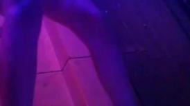 经典神作！夜场酒吧女厕正面镜头偸拍各种时尚小姐姐方便 (25)