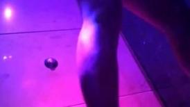 经典神作！夜场酒吧女厕正面镜头偸拍各种时尚小姐姐方便 (37)