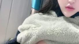微胖大奶露脸极品风骚的小少妇大秀直播诱惑狼友，风骚的大屁股撅着给你看，揉奶玩逼掰开看淫水流出精彩刺激