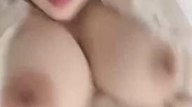 新来的爆乳尤物女神，全程露脸让大哥蹂躏，疯狂草嘴深喉，温柔的舔弄鸡巴让大哥压在身下多体位蹂躏抽插好骚