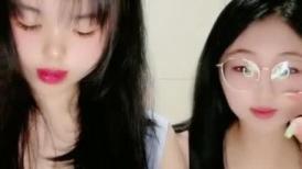 童颜巨乳小嫩逼，风骚好姐妹一起大秀直播诱惑，淫声荡语互动撩骚，揉奶玩逼特写展示小粉逼，精彩不要错过