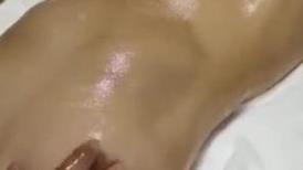 西宁少妇诚邀我去她哪做SPA按摩，美滋滋的推油，光溜的身体 肉棒插进去那一刻 高潮响起！