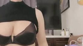 大奶网红小骚货！撩起衣服白嫩奶子！炮友激情操逼，抓起屌猛吸，操的奶子直晃动