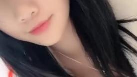 80多斤苗条妹妹！贫乳超粉嫩穴！脱下内裤展示，翘起屁股掰穴，稀疏毛毛超性感
