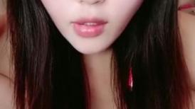 长得像初恋的风骚人妻露脸跟大哥啪啪直播给狼友看，69口交大鸡巴，让大哥抠着骚穴舔弄，多体位无套抽插爆草，内射骚穴好骚啊