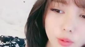 短发美女近期下海！外表甜美骚的很！珍珠丁字裤扒开，假屌深插骚穴，爽的流出白浆