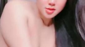 叔叔来吧给我，我要，颜值很高的极品小少妇红丝诱惑，淫声荡语口水都流出来了，揉奶玩逼自慰呻吟精彩别错过