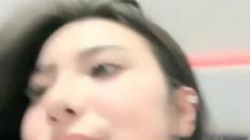 大眼睛网红美女！撩起短裙展示美腿！外表甜美骚的很，跳蛋震穴黄瓜捅菊花，真是小骚货