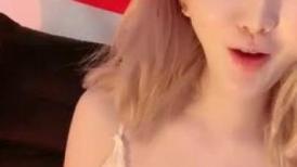 超粉美穴网红女神！高颜值曾经超火！解开内裤揉搓小穴，掰开特写，粉红色堪称名器