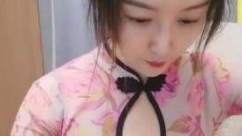 丰乳肥臀风骚御姐！情趣旗袍热舞！掏出大奶子，揉搓肥穴，手指夹阴唇，太骚了