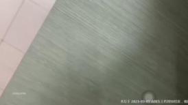 原版偷拍女生跟男友到男厕打炮,偷拍被发现了女生一直抱怨男友说都是他出的坏主意