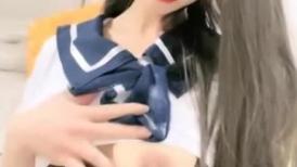 妖艳大红唇网红骚货！粗大胡萝卜插穴狂喷水！情趣制服吊带灰丝，炮友电转伺候，后入爆插