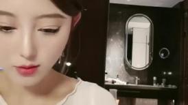 二月份最新，能让人秒硬的周周小姐姐，简直是和完美的尤物，妖艳漂亮的小脸蛋 前凸后翘的绝顶身材