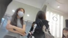 偷拍大神尾随偷拍两个高颜值短裙美女裙底风光 CD极品颜值JK小姐姐还露毛了