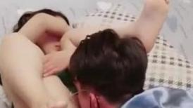 【表妹19岁】2男2女淫乱群P，两个00后小萝莉大胸粉嫩鲍鱼水多，69舔穴道具自慰连环啪啪玩得真开