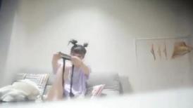 约了个奇葩发型妹子TP啪啪，沙发露大奶扣逼骑乘插嘴猛操，呻吟娇喘非常诱人