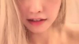 金发大长腿苗条妹子全裸酒店自慰诱惑，情趣装热舞扭动掰穴特写跳蛋震动，翘起屁股浴室洗逼逼诱人