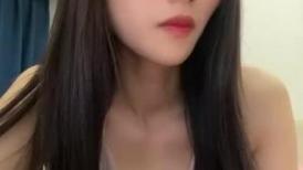 高颜值长发美女！应要求小秀一波！苗条身材贫乳，揉捏奶子一手抓，多毛骚逼往上视角特写