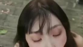 高颜值大眼美女母狗野外舔脚吃鸡 光着屁屁样子很可爱
