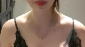 大奶御姐初次下海直播诱惑狼友，穿着性感的睡衣撩骚狼友，洗澡诱惑，全身涂满泡沫