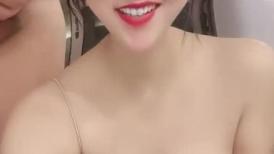性感红唇大奶靓女！抓起屌深喉吸吮！坐椅子上张开腿爆操，草的奶子直晃，娇喘大声好骚