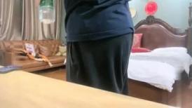 约了个挺嫩萌妹子TP啪啪，镜头前口交床边后入抽插，妹子服务不好被老哥打了一巴掌