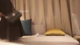 约了个黑衣红唇妹子，舔弄摸逼镜头前口交骑乘后入猛操，呻吟娇喘非常诱人