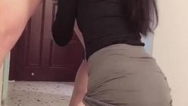 服装设计师被成功拿下，逛街牵牵手带回酒店，小逼给嫩的，不想戴套直接插入 爽歪歪！